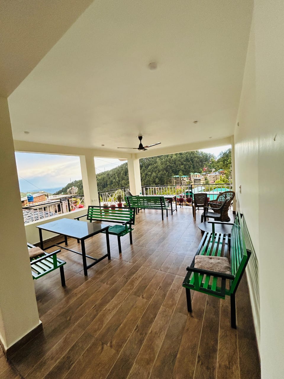 Erica Caf&eacute; open terrace mountain view